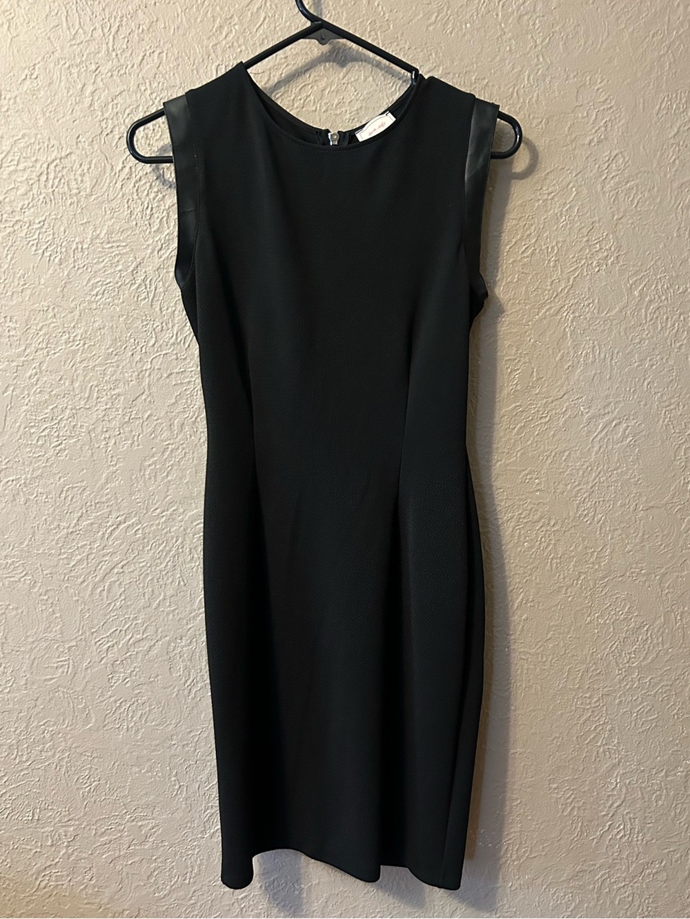 love...ady Black Sleeveless Sheath Dress